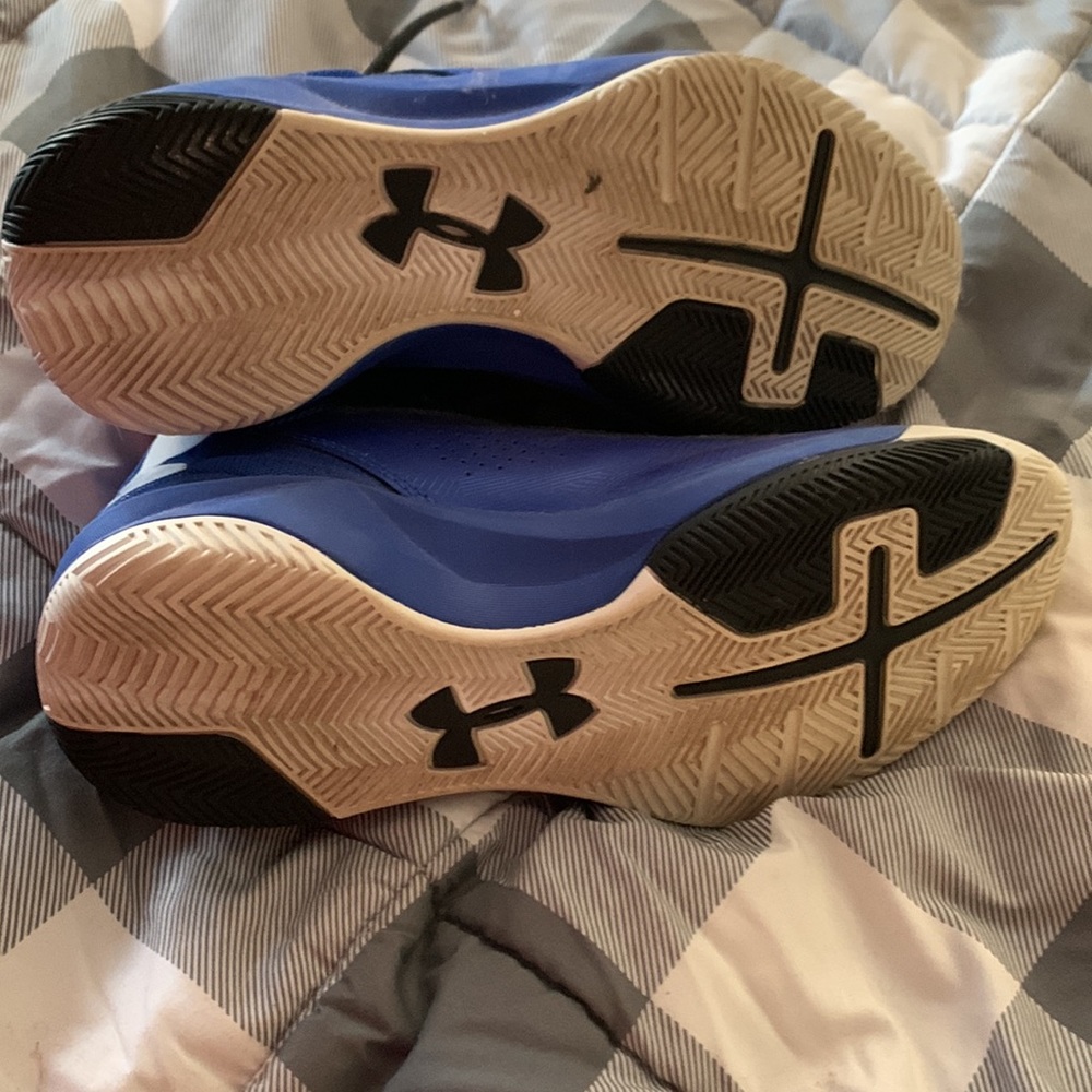 Under Armour basketball shoes, size 8.5 - Picture 3 of 4